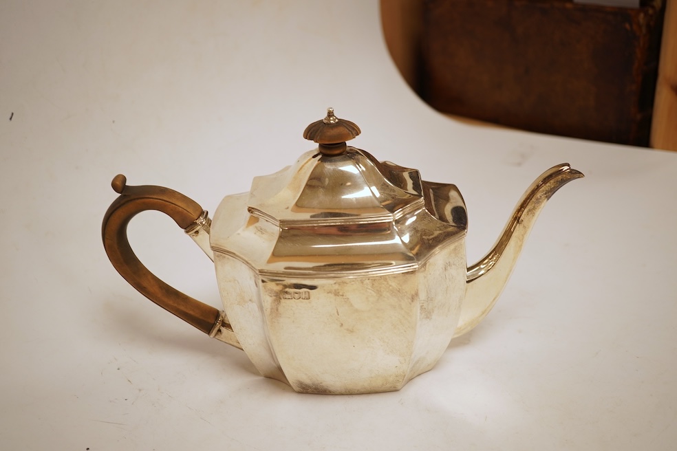 An Edwardian silver teapot, by Goldsmiths & Silversmiths Co Ltd, London, 1904, gross weight 19.9oz.